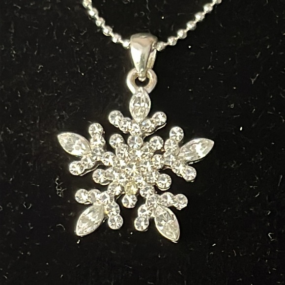 New in box Crystal snowflakes necklace/earrings set - Picture 3 of 5